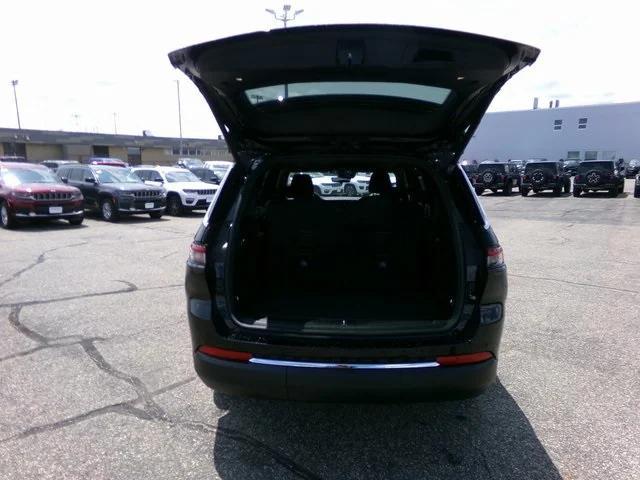 Photo of 2025 Diamond Black Crystal Pearlcoat Jeep Grand Cherokee L