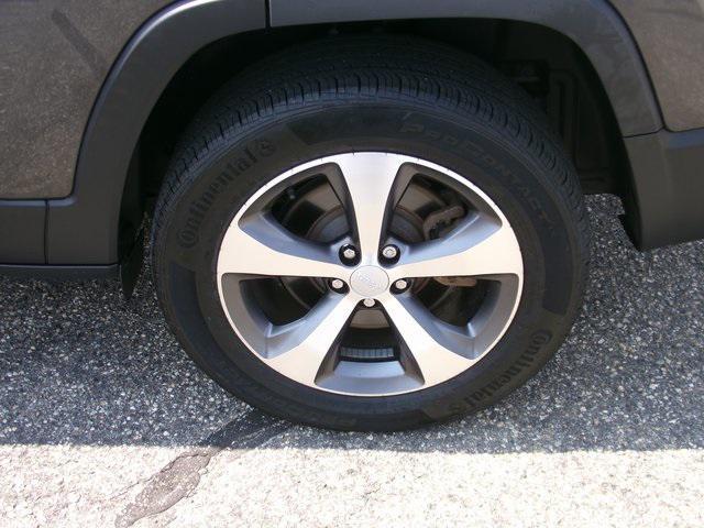 Photo of 2022 Granite Crystal Metallic Clearcoat Jeep Cherokee