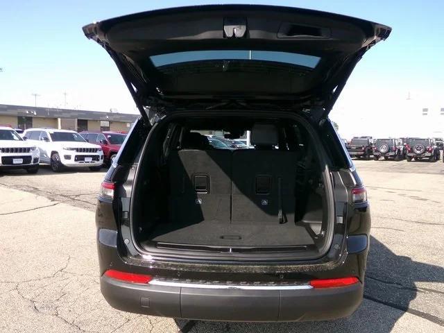 Photo of 2025 Diamond Black Crystal Pearlcoat Jeep Grand Cherokee L