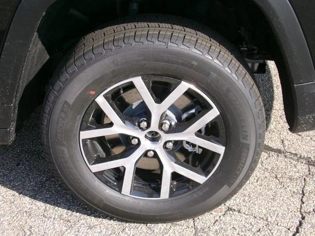 Photo of 2025 Diamond Black Crystal Pearlcoat Jeep Grand Cherokee L
