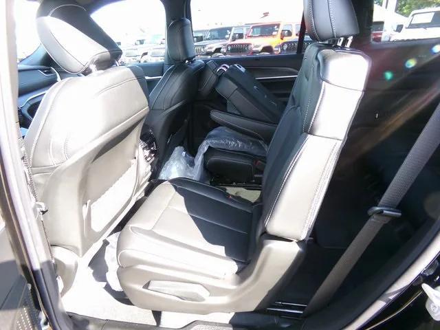 Photo of 2025 Diamond Black Crystal Pearlcoat Jeep Grand Cherokee L