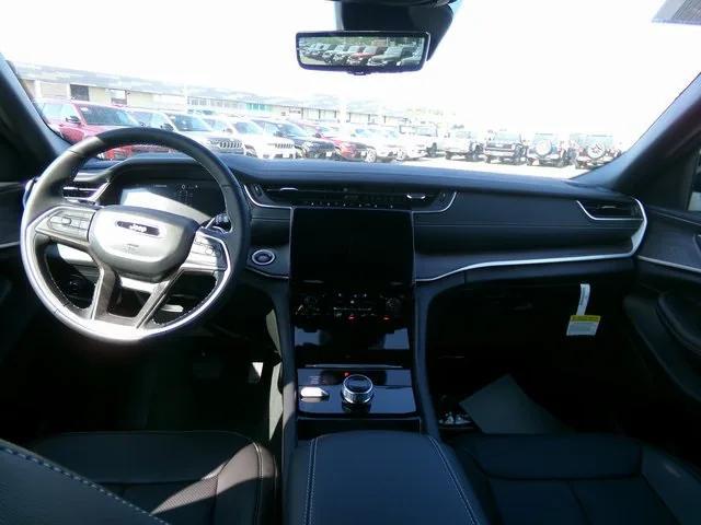 Photo of 2025 Diamond Black Crystal Pearlcoat Jeep Grand Cherokee L