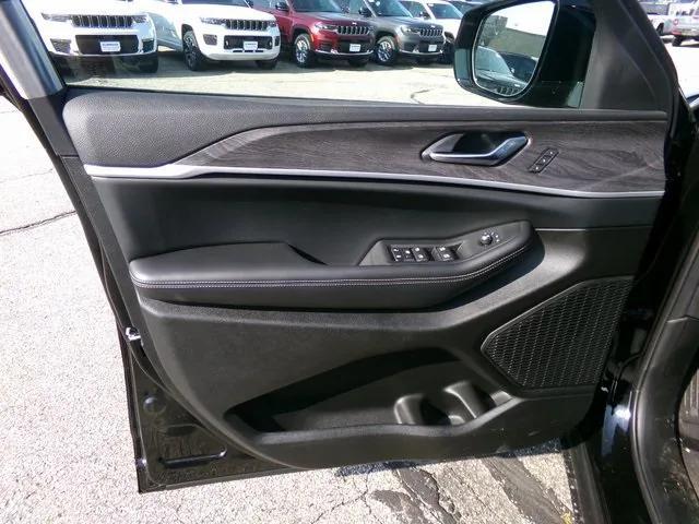 Photo of 2025 Diamond Black Crystal Pearlcoat Jeep Grand Cherokee L