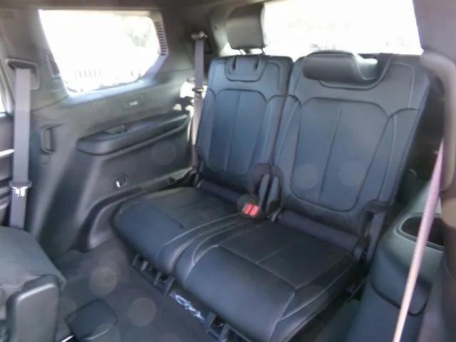 Photo of 2025 Diamond Black Crystal Pearlcoat Jeep Grand Cherokee L