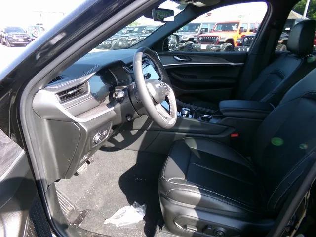 Photo of 2025 Diamond Black Crystal Pearlcoat Jeep Grand Cherokee L