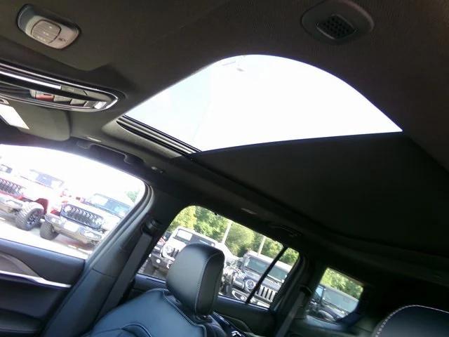 Photo of 2025 Diamond Black Crystal Pearlcoat Jeep Grand Cherokee L