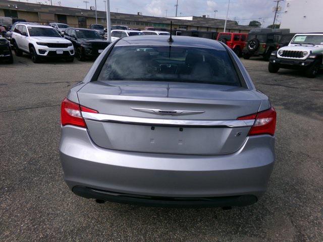 Photo of 2014 Billet Silver Metallic Clearcoat Chrysler 200