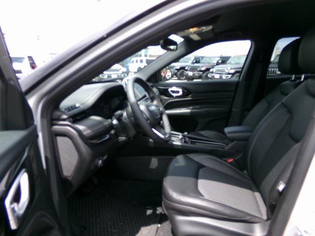 Photo of 2024 Silver Zynith Metallic Clearcoat Jeep Compass
