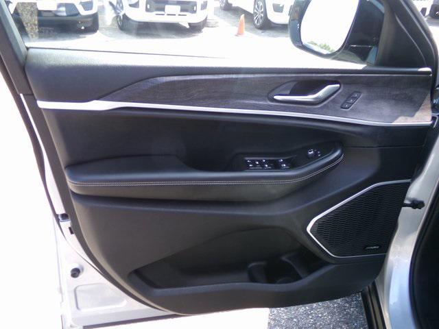 Photo of 2021 Silver Zynith Jeep Grand Cherokee L