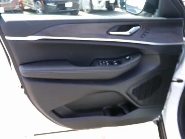 Photo of 2025 Bright White Jeep Grand Cherokee