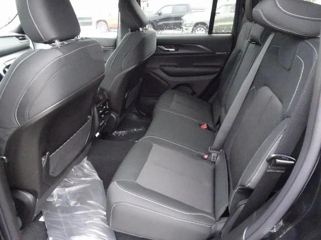 Photo of 2025 Diamond Black Crystal Pearlcoat Jeep Grand Cherokee