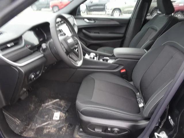 Photo of 2025 Diamond Black Crystal Pearlcoat Jeep Grand Cherokee