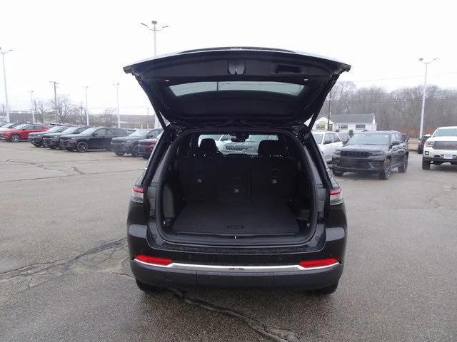 Photo of 2025 Diamond Black Crystal Pearlcoat Jeep Grand Cherokee