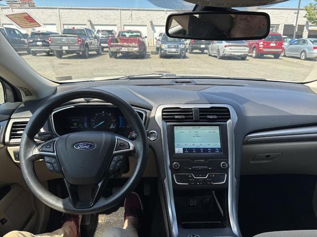 Photo of 2020 White Platinum Ford Fusion Hybrid