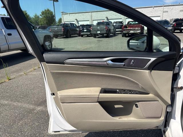 Photo of 2020 White Platinum Ford Fusion Hybrid