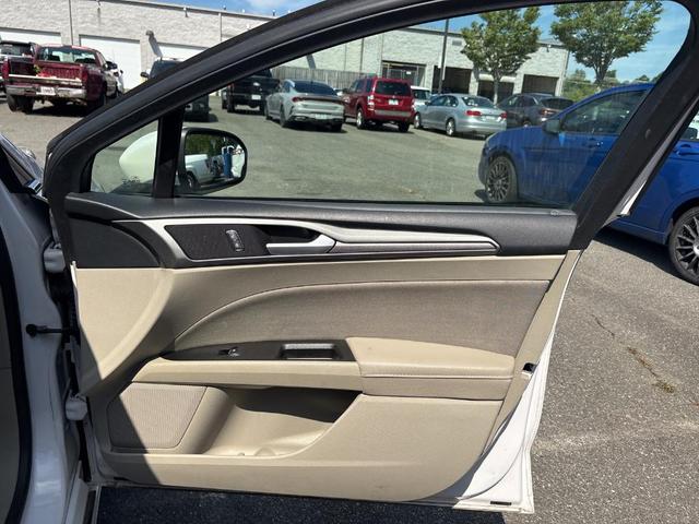 Photo of 2020 White Platinum Ford Fusion Hybrid