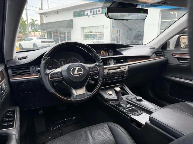 Photo of 2016 Silver Lexus ES 350