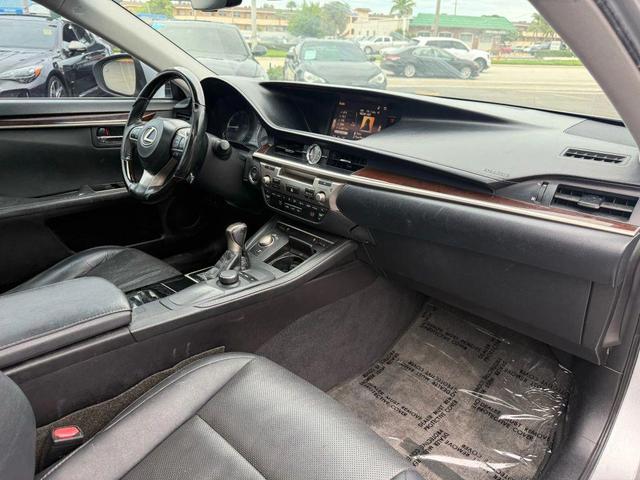 Photo of 2016 Silver Lexus ES 350