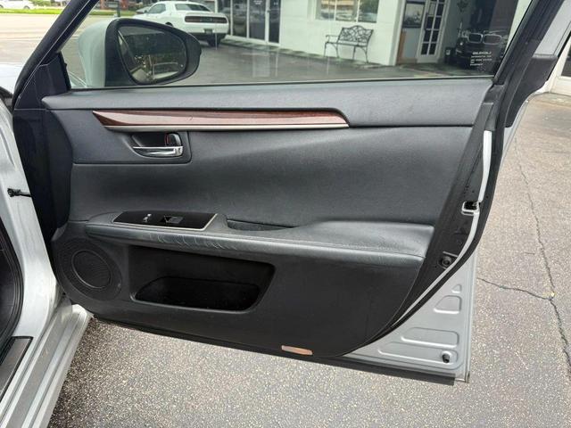 Photo of 2016 Silver Lexus ES 350