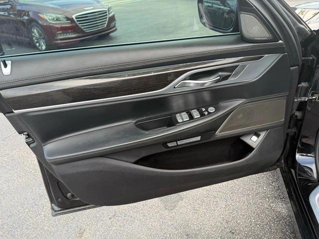 Photo of 2016 Black BMW 740