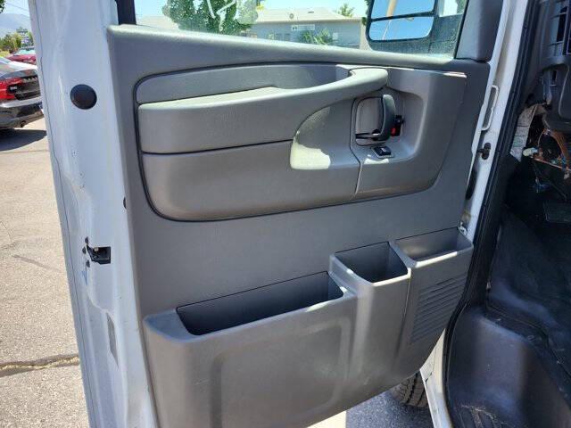 Photo of 2015 Summit White Chevrolet Express 3500
