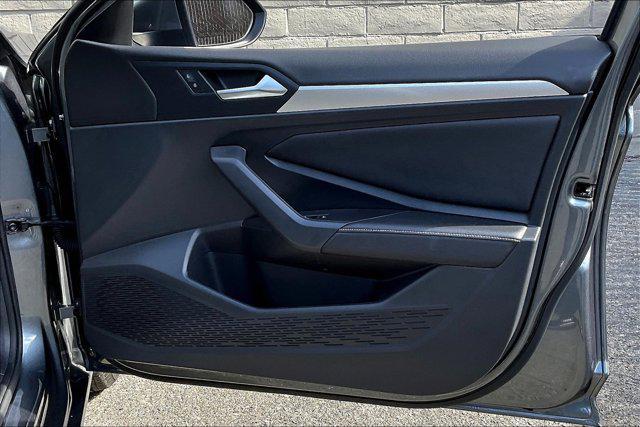 Photo of 2022 Platinum Gray Metallic Volkswagen Jetta