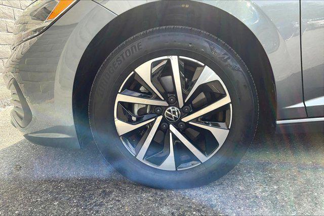Photo of 2022 Platinum Gray Metallic Volkswagen Jetta