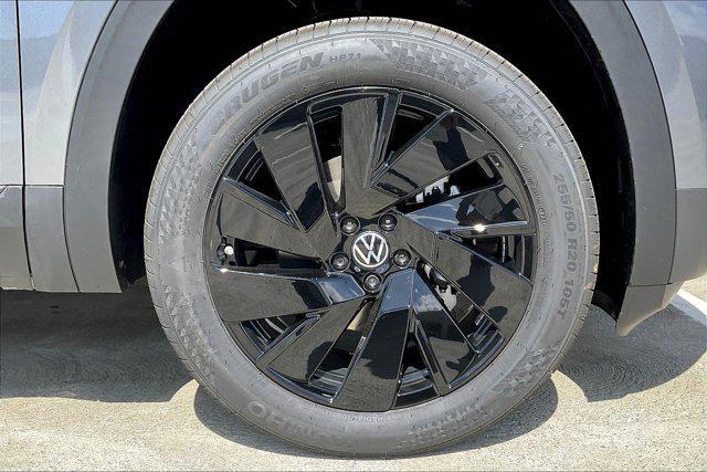 Photo of 2025 Platinum Gray Metallic Volkswagen Atlas