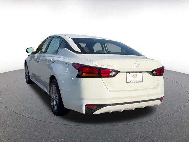 Photo of 2023 Glacier White Nissan Altima