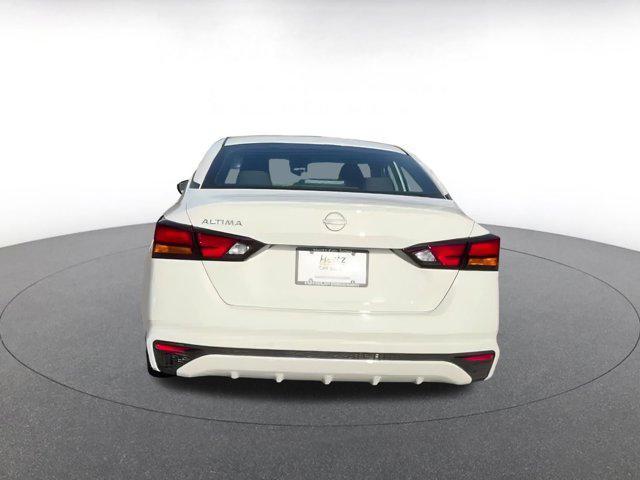 Photo of 2023 Glacier White Nissan Altima