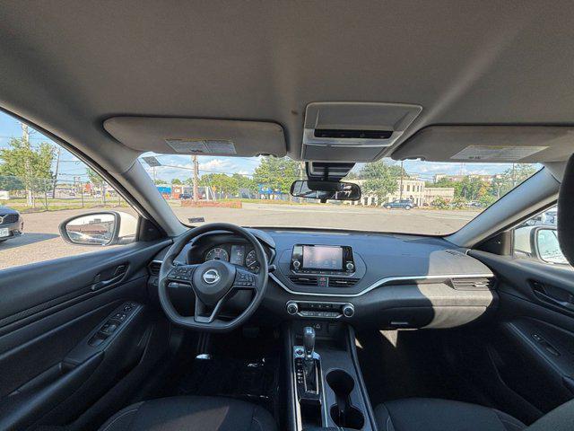 Photo of 2023 Glacier White Nissan Altima
