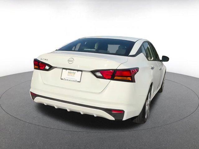 Photo of 2023 Glacier White Nissan Altima