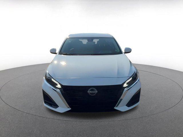 Photo of 2023 Glacier White Nissan Altima