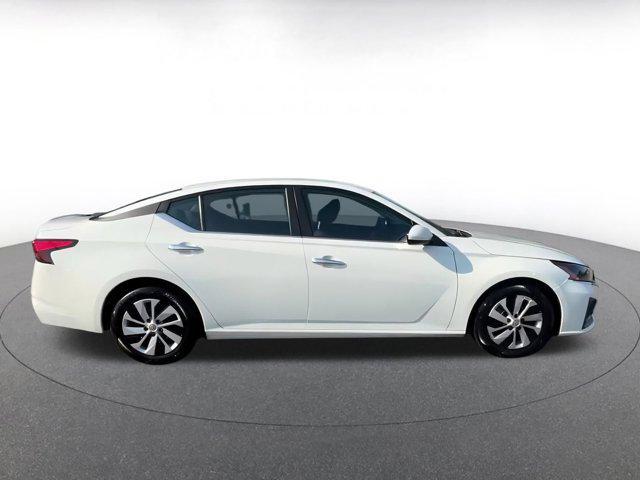 Photo of 2023 Glacier White Nissan Altima