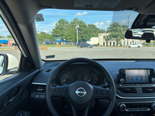 Photo of 2023 Glacier White Nissan Altima