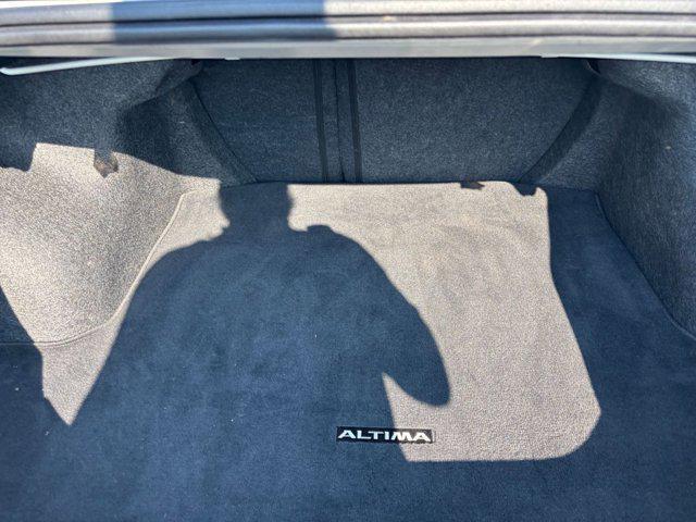 Photo of 2023 Glacier White Nissan Altima