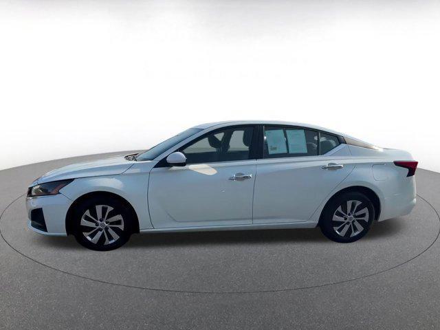 Photo of 2023 Glacier White Nissan Altima