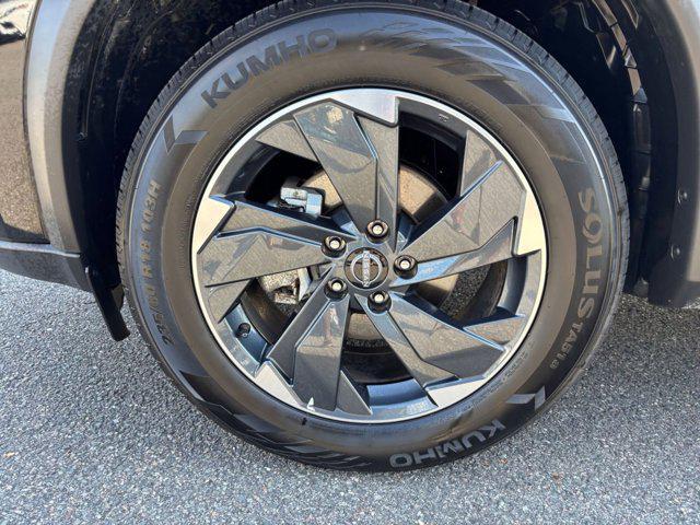 Photo of 2024 Super Black Nissan Rogue