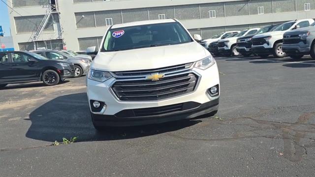 Photo of 2019 Iridescent Pearl Tricoat Chevrolet Traverse
