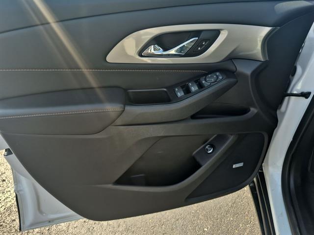 Photo of 2019 Iridescent Pearl Tricoat Chevrolet Traverse