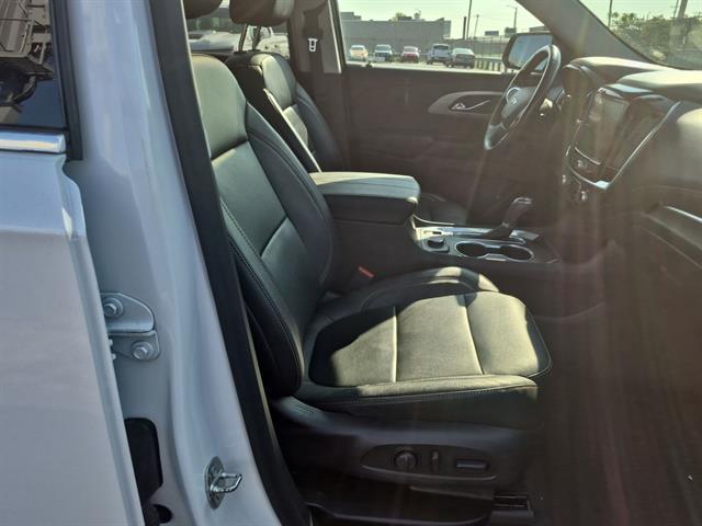 Photo of 2019 Iridescent Pearl Tricoat Chevrolet Traverse