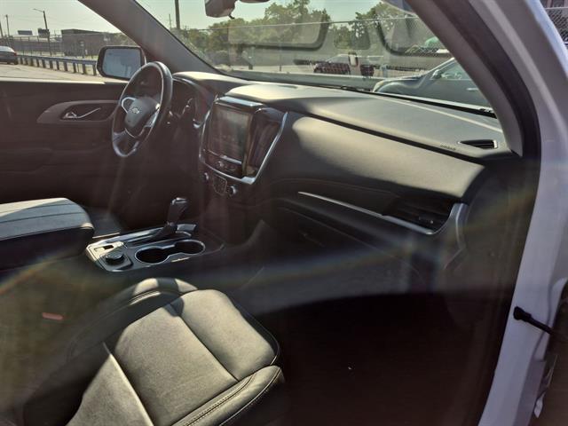 Photo of 2019 Iridescent Pearl Tricoat Chevrolet Traverse