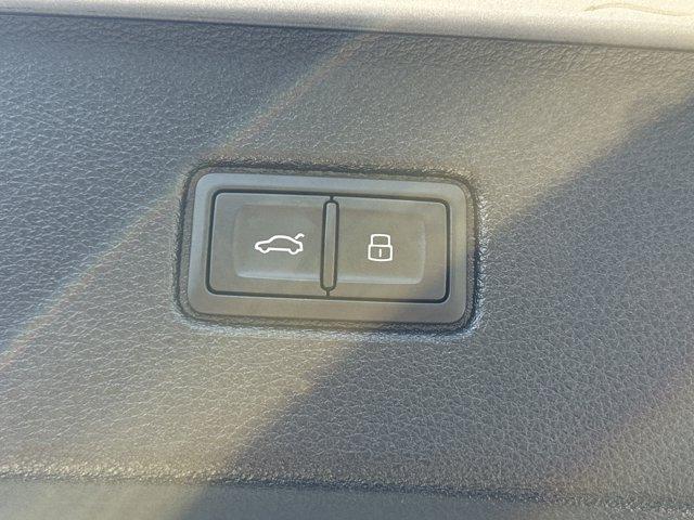 Photo of 2022 Florett Silver Metallic Audi Q7