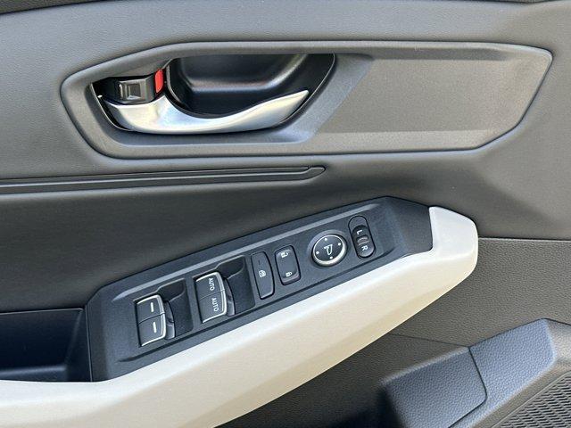 Photo of 2025 Platinum White Pearl Honda Accord