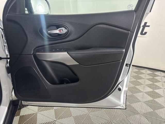 Photo of 2022 Bright White Clearcoat Jeep Cherokee