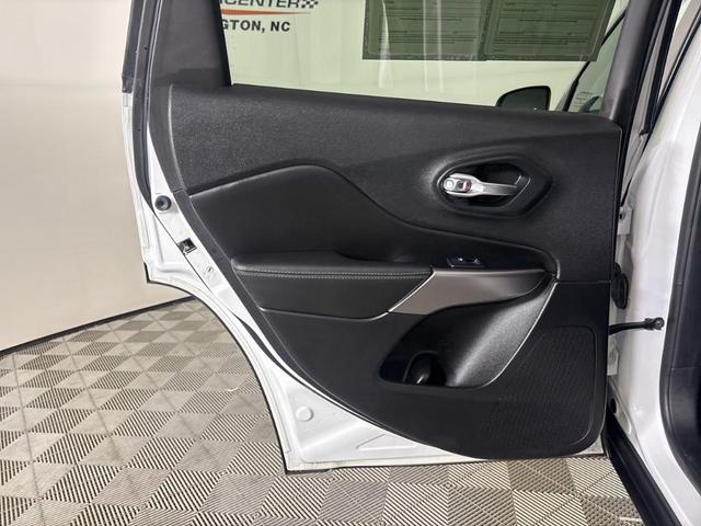Photo of 2022 Bright White Clearcoat Jeep Cherokee
