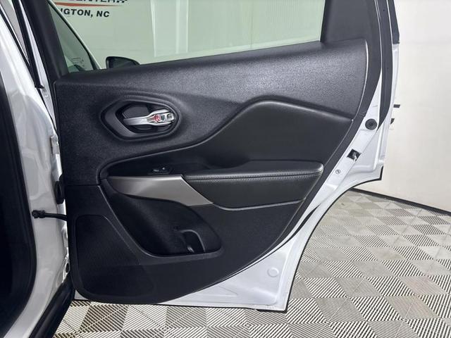 Photo of 2022 Bright White Clearcoat Jeep Cherokee