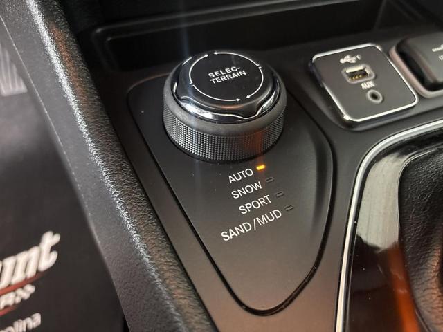 Photo of 2022 Bright White Clearcoat Jeep Cherokee