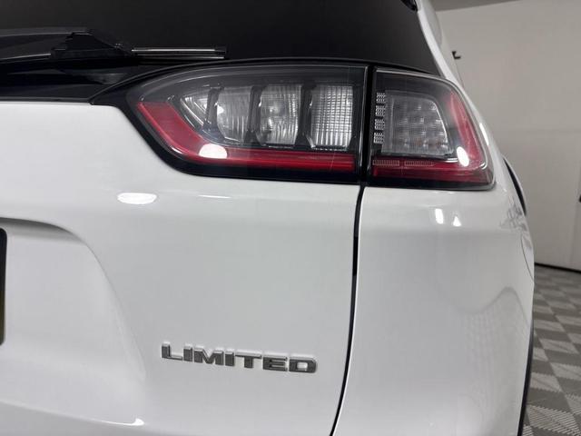 Photo of 2022 Bright White Clearcoat Jeep Cherokee