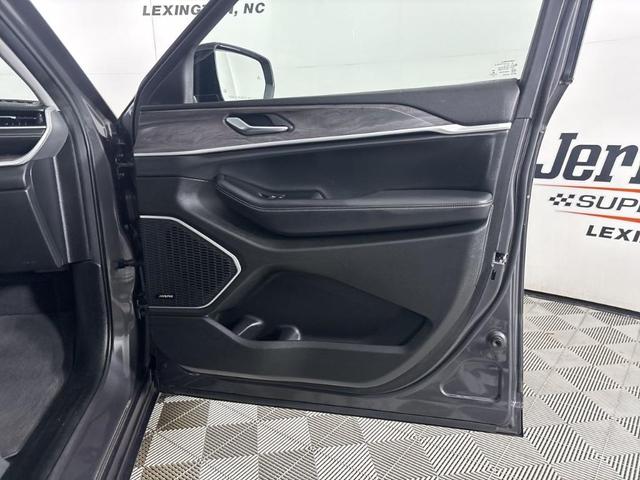 Photo of 2022 Metallic Jeep Grand Cherokee L